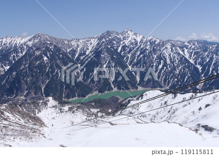 5月上旬の立山黒部アルペンルート　大観峰展望台からの黒部湖　後立山連峰の眺め 119115811