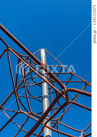 ロープジャングルジム 雲一つない快晴の青空を背景に 縦位置 119115971