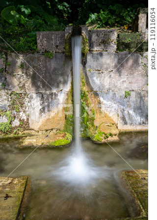 垣花樋川 イキガンカー(男の川) 沖縄県南城市玉城 正面 アップ 119116054
