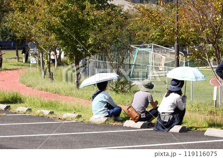 スポーツ公園で勝利を願う応援者達 119116075