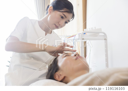 美容鍼をする鍼灸師 美容鍼をする鍼灸師 119116103