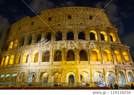 南欧イタリア共和国ラツィオ州 世界遺産ローマ歴史地区の円形闘技場コロッセオ遺跡の夜景 南欧イタリア共和国ラツィオ州 世界遺産ローマ歴史地区の円形闘技場コロッセオ遺跡の夜景 119116256