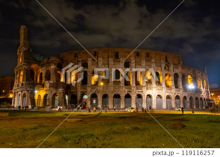 南欧イタリア共和国ラツィオ州　世界遺産ローマ歴史地区の円形闘技場コロッセオ遺跡の夜景 119116257