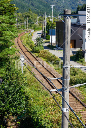 陸橋から見渡す秋田県田沢湖町の清々しい秋晴れの風景 119116354