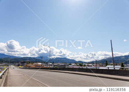 陸橋から見渡す秋田県田沢湖町の清々しい秋晴れの風景 119116356