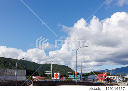陸橋から見渡す秋田県田沢湖町の清々しい秋晴れの風景 119116357
