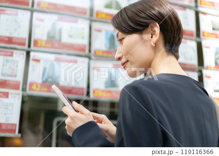 物件を探す女性　引越し　不動産会社 119116366