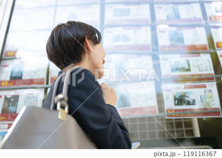 物件を探す女性 引越し 不動産会社 物件を探す女性 引越し 不動産会社 119116367