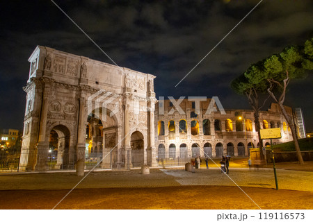 南欧イタリア共和国ラツィオ州　世界遺産ローマ歴史地区のコンスタンティヌスの凱旋門とコロッセオの夜景 119116573
