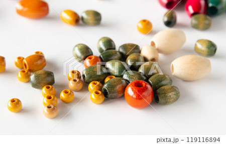 形やサイズの違うウッドビーズ アクセサリー製作パーツの木製ビーズ 形やサイズの違うウッドビーズ アクセサリー製作パーツの木製ビーズ 119116894