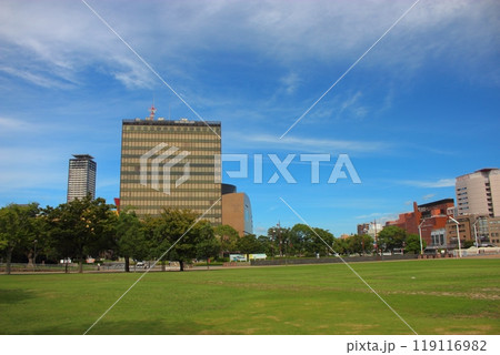 勝山公園から見た北九州市役所 【青空背景】 119116982