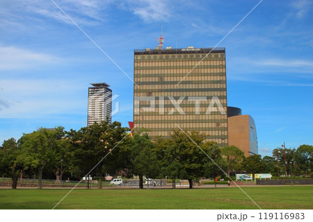 勝山公園から見た北九州市役所 【青空背景】 119116983