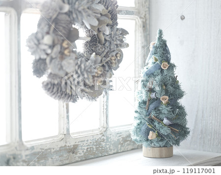 窓辺に飾られたクリスマスリースとクリスマスツリー 窓辺に飾られたクリスマスリースとクリスマスツリー 119117001