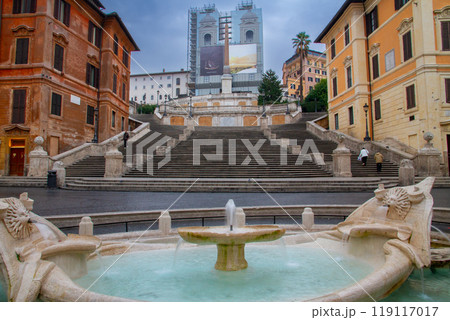 南欧イタリア共和国の首都ラツィオ州ローマ　スペイン広場のバルカッチャの噴水とスペイン階段 119117017