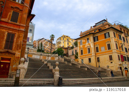 南欧イタリア共和国の首都ラツィオ州ローマ　スペイン広場のトリニタデイモンティ階段、通称スペイン階段 119117018