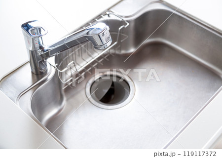 カウンターキッチンの水道とシンク 119117372