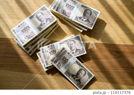 机に置かれた札束（新紙幣バージョン） 119117376