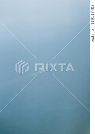 空から見た海を走る船 119117408