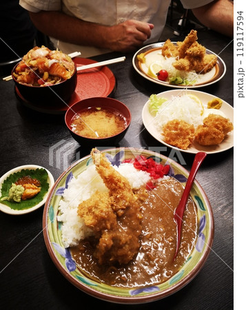 市場で食べる朝ごはん 市場で食べる朝ごはん 119117594