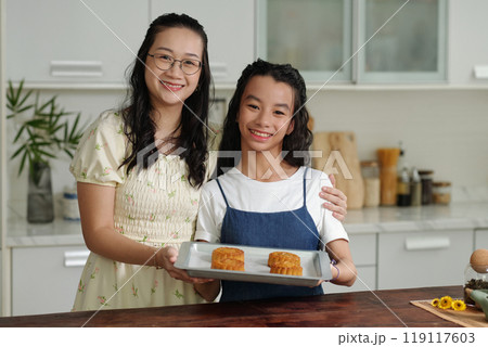 Mom And Daughter Making Cakes 119117603