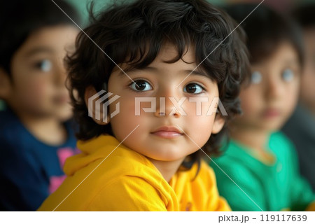 日本の小学校で授業を受けるインド人の子供 119117639