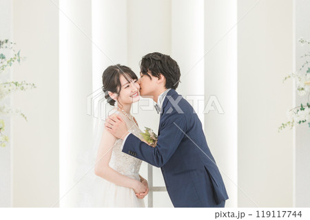 チャペル・教会で誓いのキスをする新郎新婦（ウェディング・ブライダル