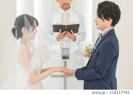 教会・チャペルで結婚式を挙げる新郎新婦（ウェディング・ブライダル） 119117745