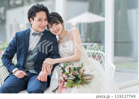 結婚式場で前撮り・フォトウェディングの撮影をする新郎新婦(ブライダル・ウェディング) 結婚式場で前撮り・フォトウェディングの撮影をする新郎新婦(ブライダル・ウェディング) 119117749