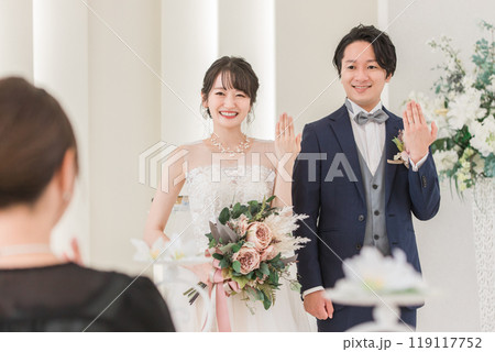 教会・チャペルで結婚式をあげる新郎新婦（指輪交換・指輪披露） 119117752
