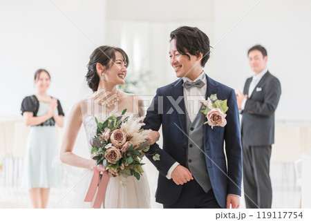 結婚式場を歩く新郎新婦（バージンロード・教会・チャペル） 119117754