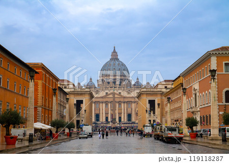 イタリア共和国ローマにある世界最小国家バチカン市国 世界遺産サンピエトロ大聖堂正面の通りからの景色 イタリア共和国ローマにある世界最小国家バチカン市国 世界遺産サンピエトロ大聖堂正面の通りからの景色 119118287