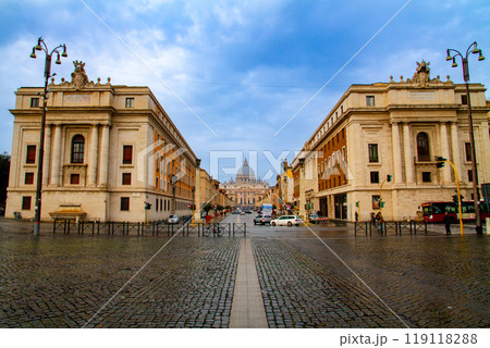 イタリア共和国ローマにある世界最小国家バチカン市国　世界遺産サンピエトロ大聖堂正面の通りからの景色 119118288