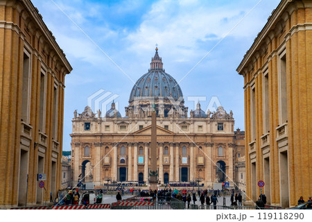 イタリア共和国ローマにある世界最小国家バチカン市国 世界遺産サンピエトロ大聖堂正面の通りからの景色 イタリア共和国ローマにある世界最小国家バチカン市国 世界遺産サンピエトロ大聖堂正面の通りからの景色 119118290