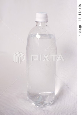 ラベルなしのペットボトル入り炭酸水 ラベルなしのペットボトル入り炭酸水 119118310