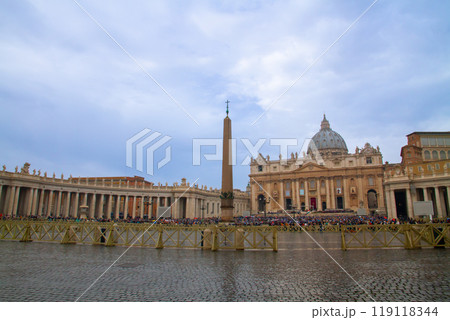 イタリア共和国ローマにある世界最小国家バチカン市国　世界遺産のサンピエトロ大聖堂とサンピエトロ広場 119118344