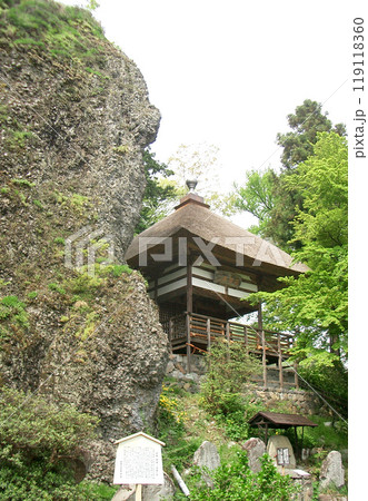長野県千曲市の姨捨の長楽寺(観音堂と姥岩) 長野県千曲市の姨捨の長楽寺(観音堂と姥岩) 119118360