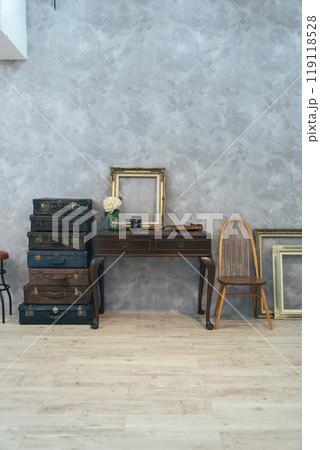 モダンなアンティークインテリア 119118528