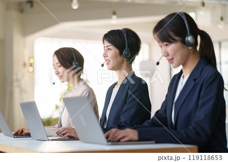 女性　オペレーター 119118653
