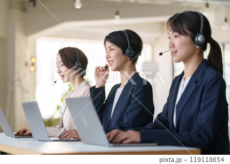 女性　オペレーター 119118654