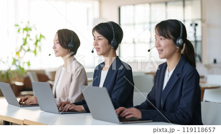 女性 オペレーター 女性 オペレーター 119118657
