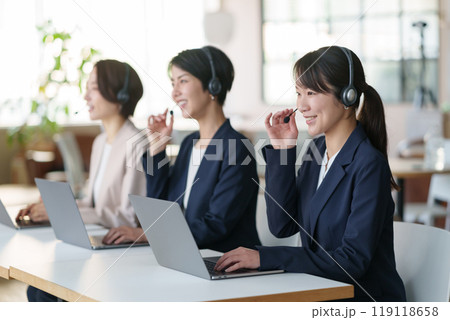 女性　オペレーター 119118658