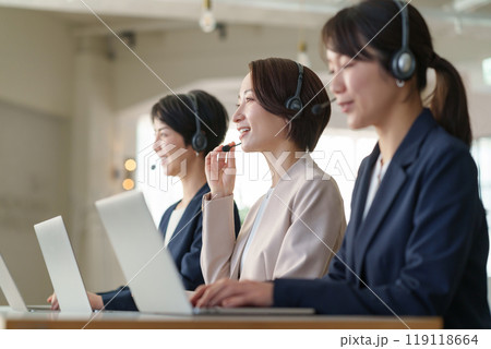 女性　オペレーター 119118664