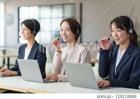 女性　オペレーター 119118668