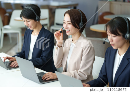 女性　オペレーター 119118675