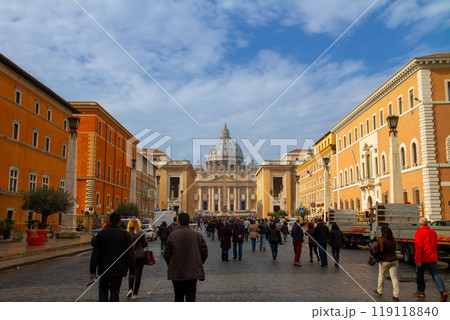 イタリア共和国ローマにある世界最小国家バチカン市国　世界遺産サンピエトロ大聖堂正面の通りからの景色 119118840