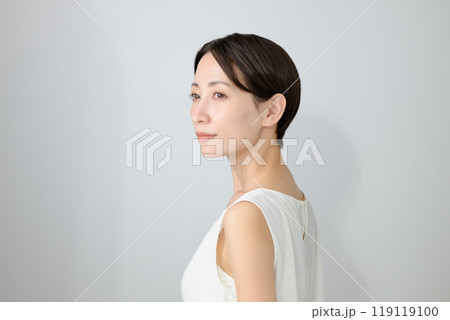 ミドル女性　ビューティー　スキンケア 119119100
