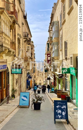 マルタ共和国 バレッタ ヴァレッタ 小道 路地 裏通り マルタ共和国 バレッタ ヴァレッタ 小道 路地 裏通り 119119994