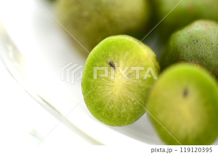 硝子の皿の上のフルーツのカット・猿梨のカットしたアップ 119120395