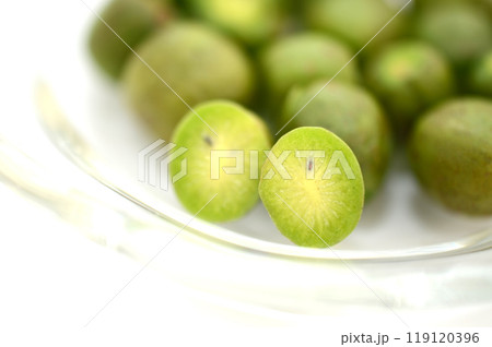 硝子の皿の上のフルーツのカット・猿梨のカットしたアップ 119120396
