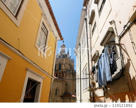 コインブラの路地と旧大聖堂 (ポルトガル) コインブラの路地と旧大聖堂 (ポルトガル) 119121892